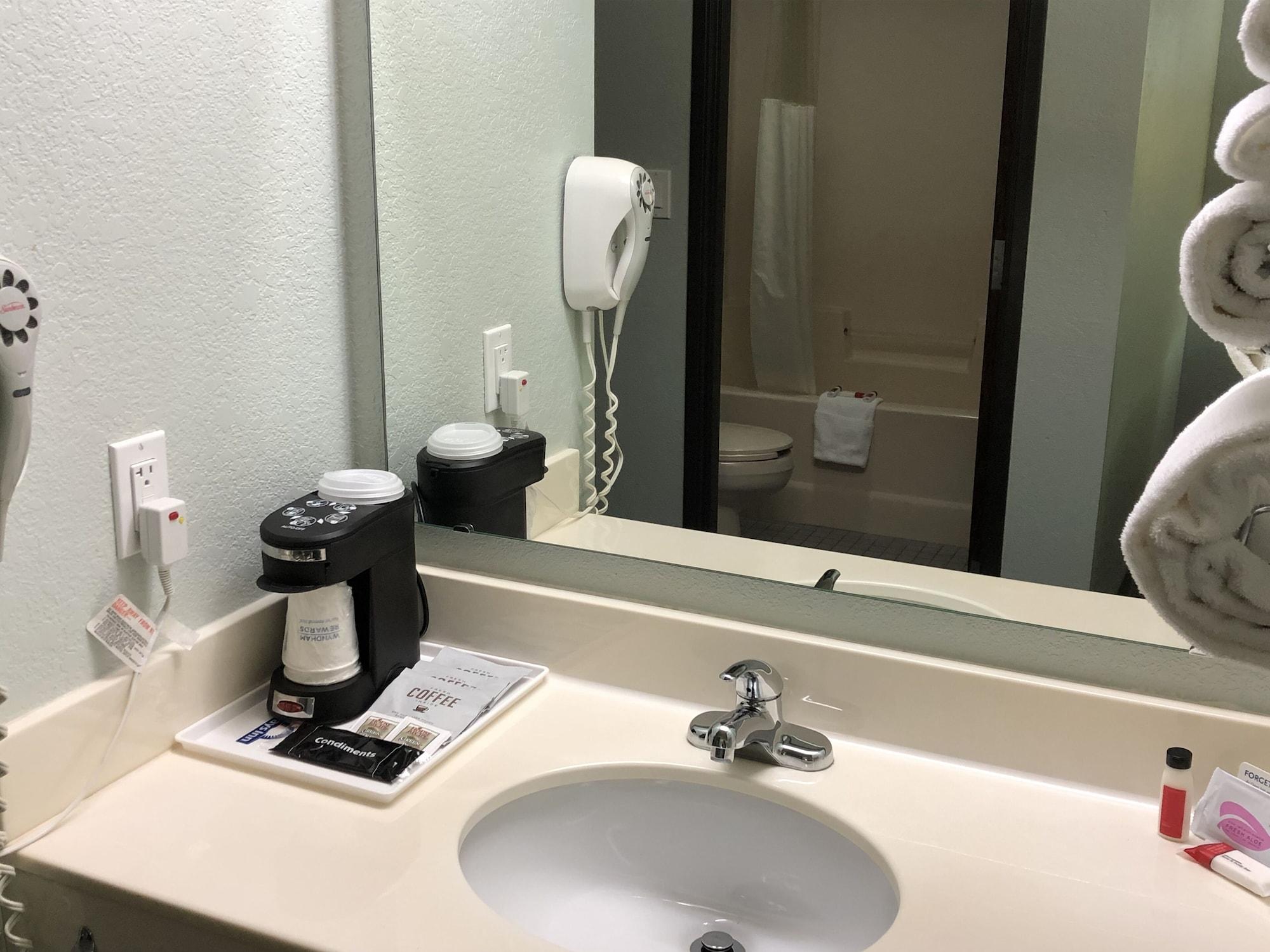 Days Inn By Wyndham Iron Mountain Esterno foto