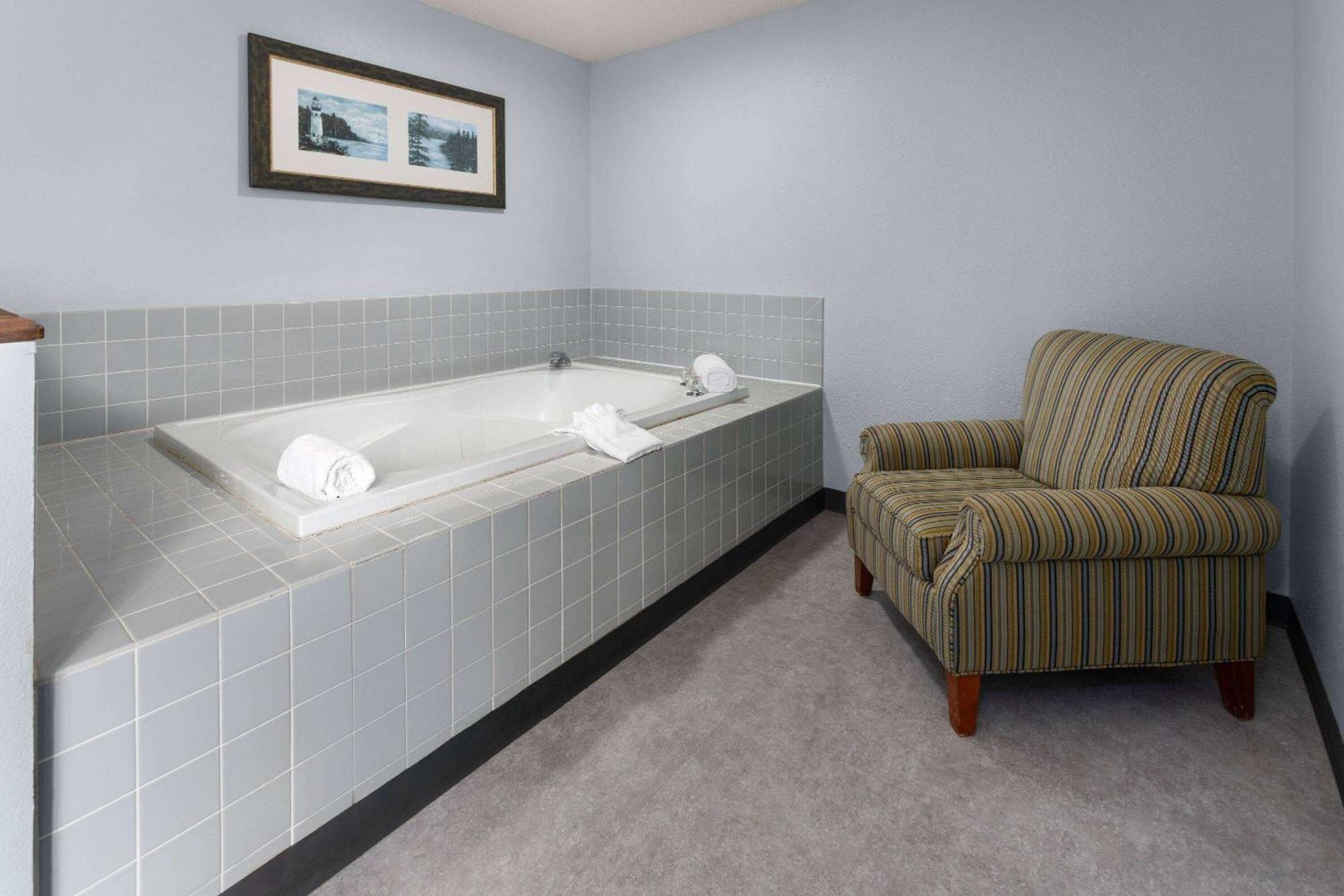 Days Inn By Wyndham Iron Mountain Esterno foto