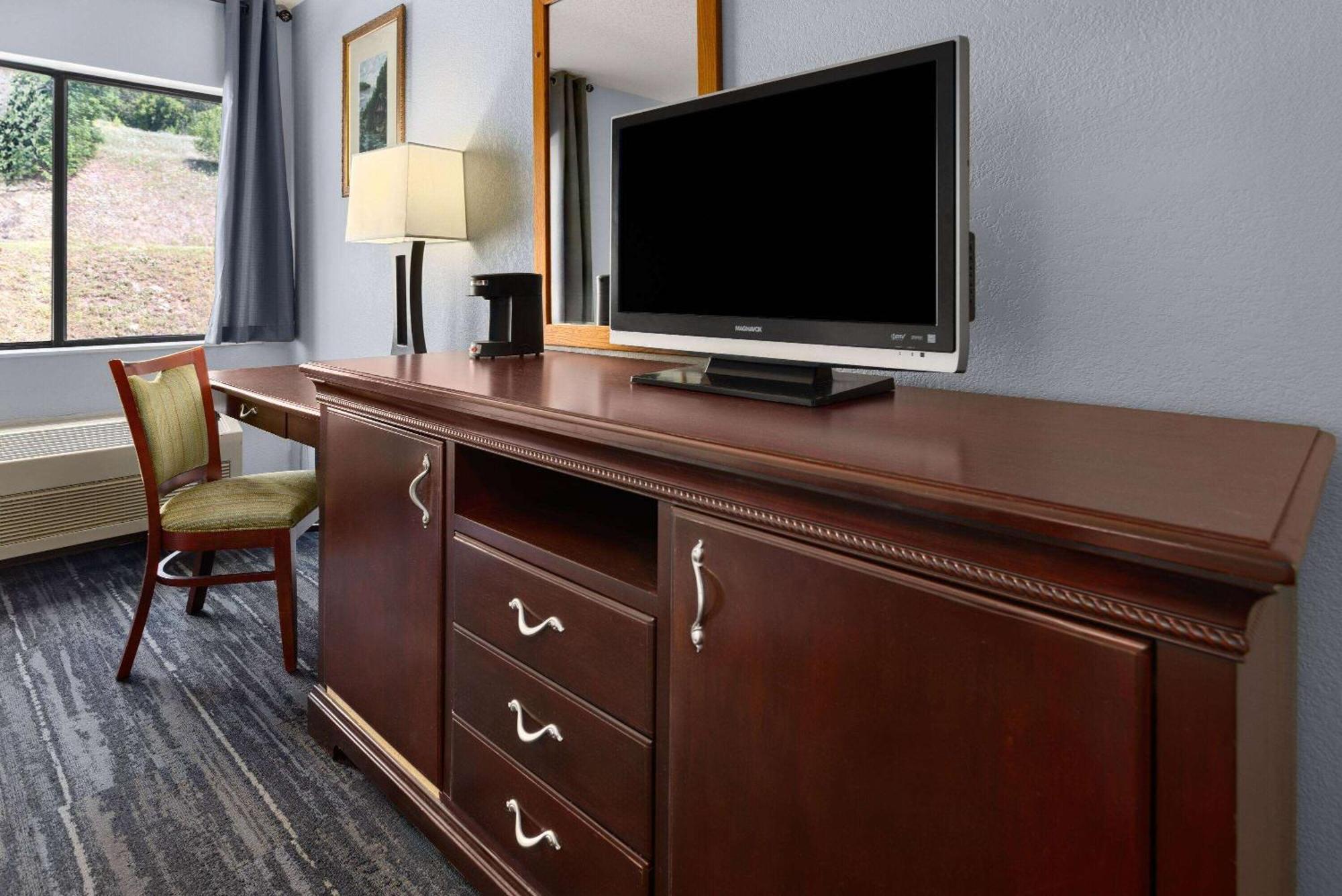 Days Inn By Wyndham Iron Mountain Esterno foto