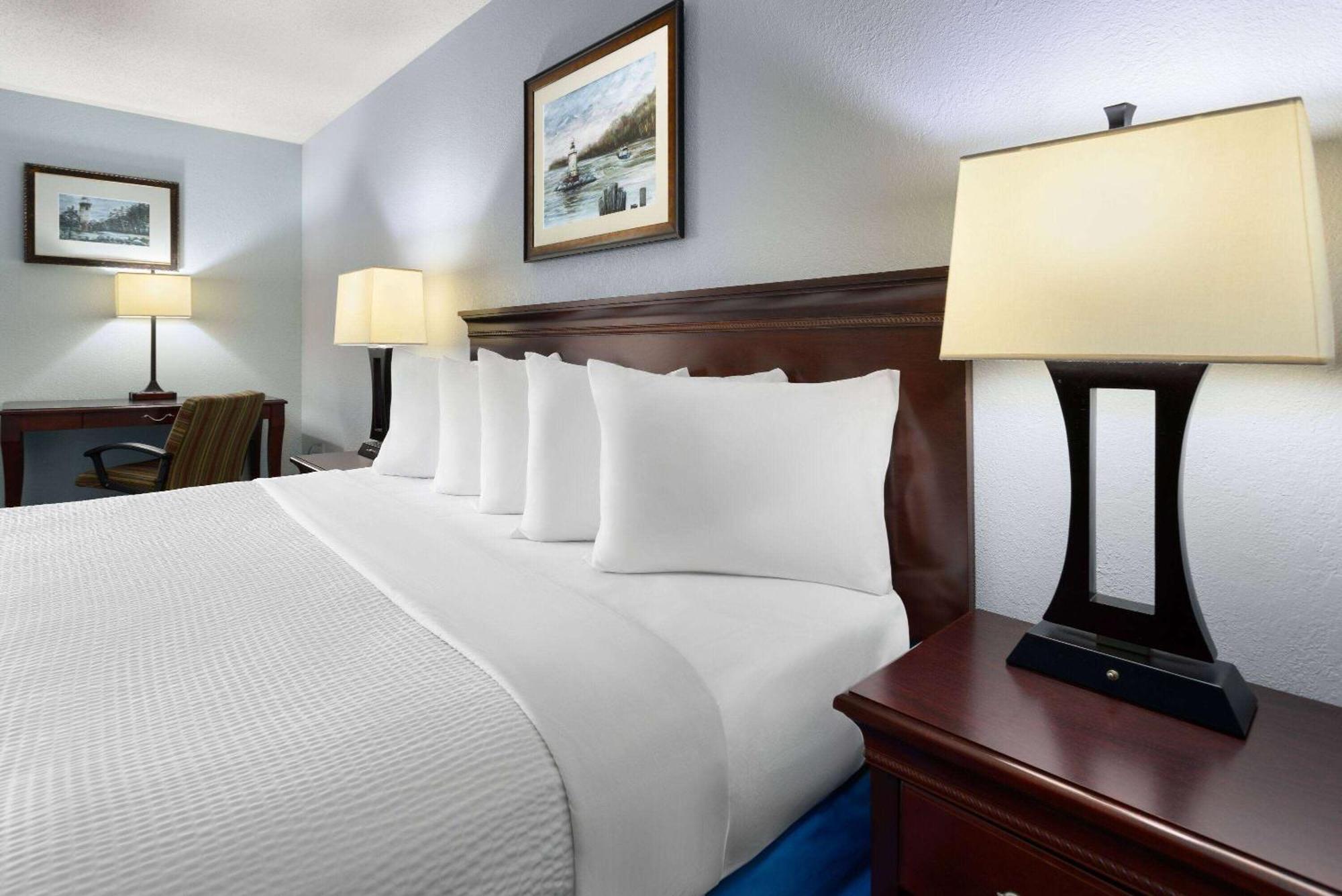 Days Inn By Wyndham Iron Mountain Esterno foto