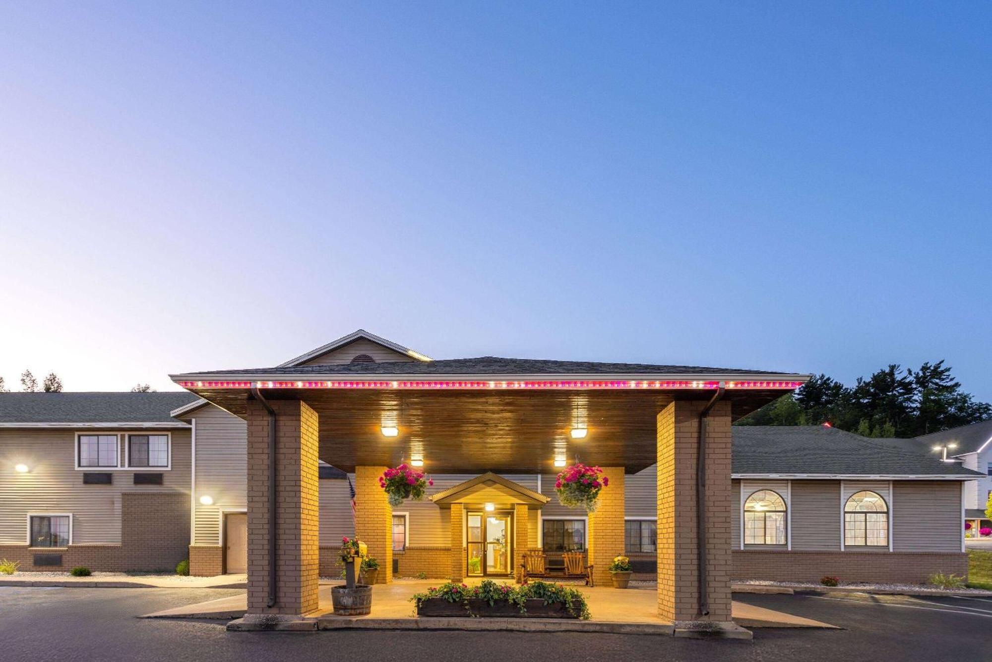 Days Inn By Wyndham Iron Mountain Esterno foto