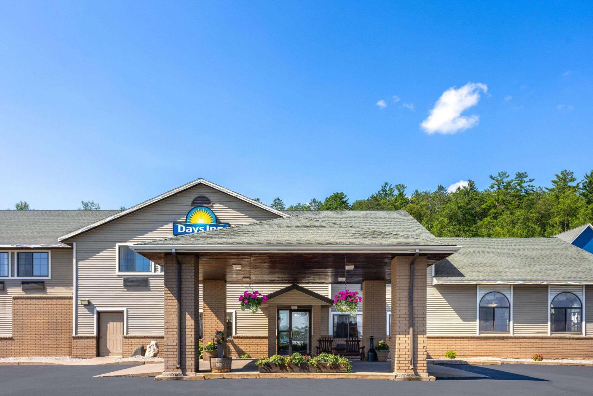 Days Inn By Wyndham Iron Mountain Esterno foto